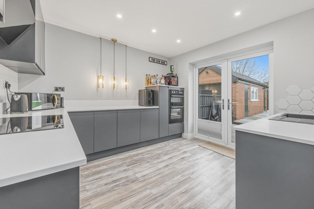 Property photo 2 of 31 Kitchen