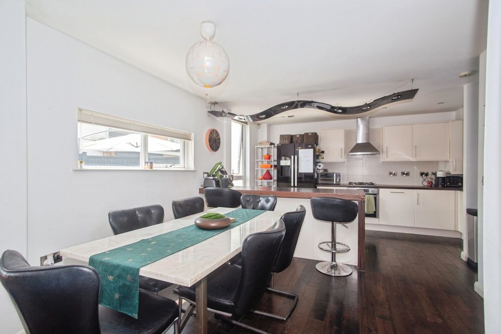 Property photo 3 of 19 Pbox-Img.Jpg