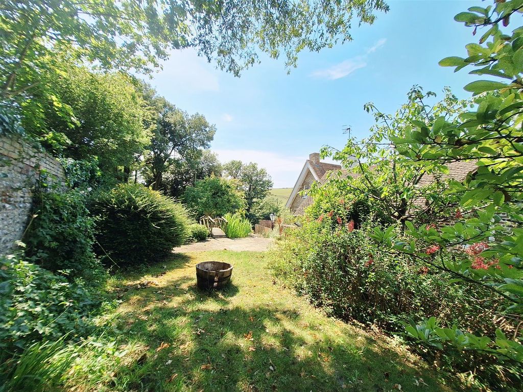 Property photo 2 of 33 Garden
