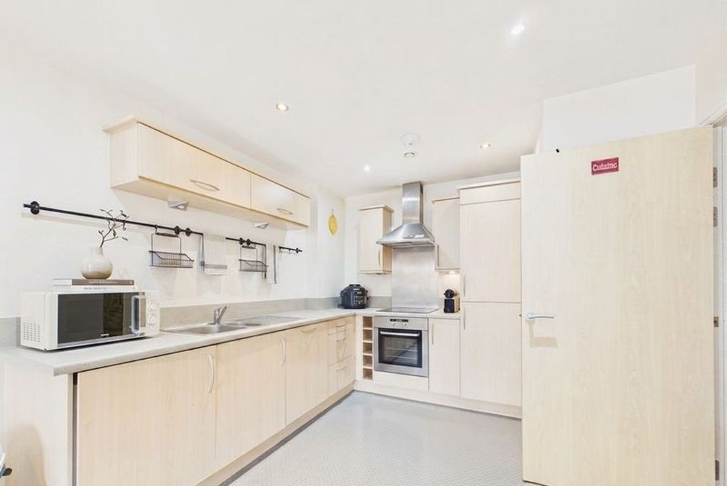 Property photo 3 of 9 Kitchen