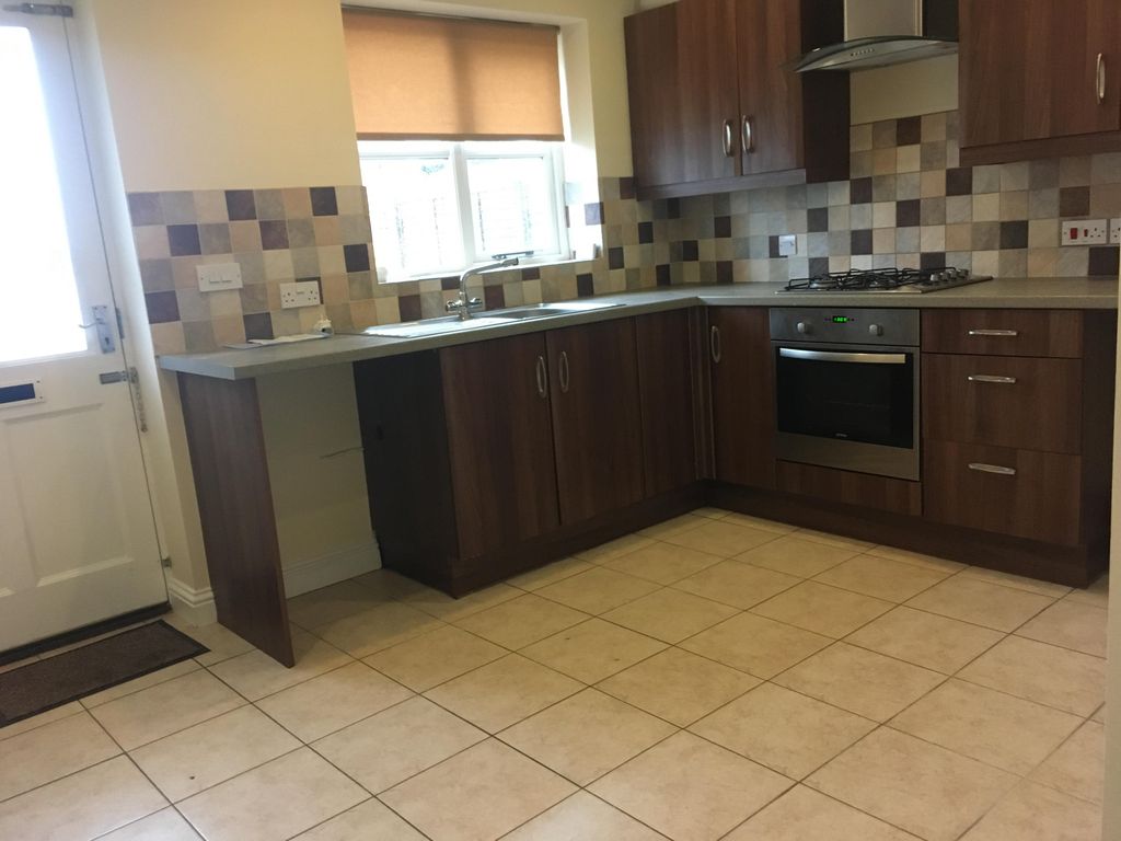 Property photo 3 of 9 Kitchen