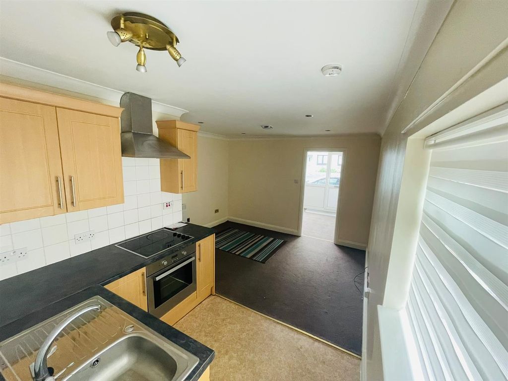 Property photo 2 of 10 Kitchen .Jpg