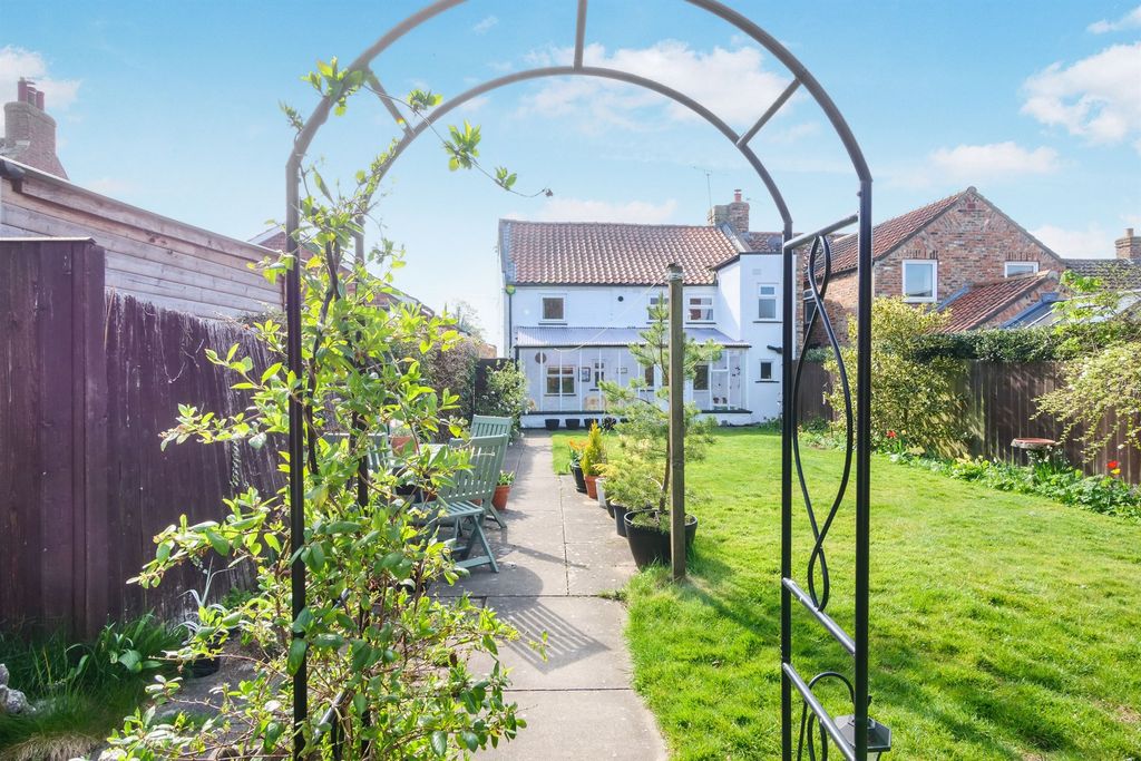 Property photo 2 of 17