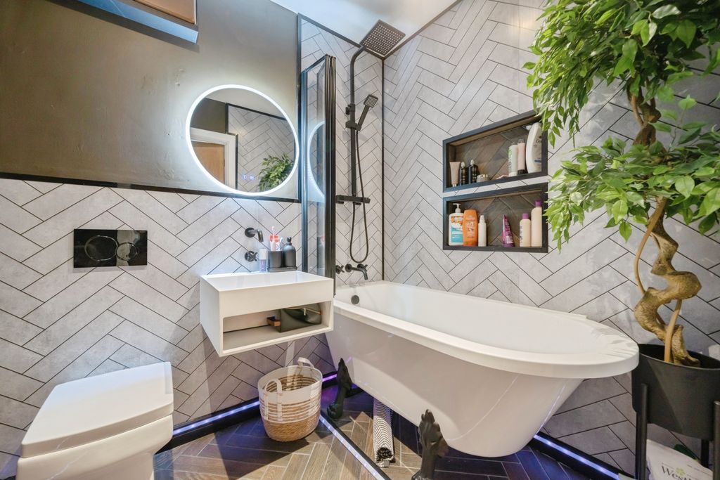 Property photo 3 of 19 3. Bathroom