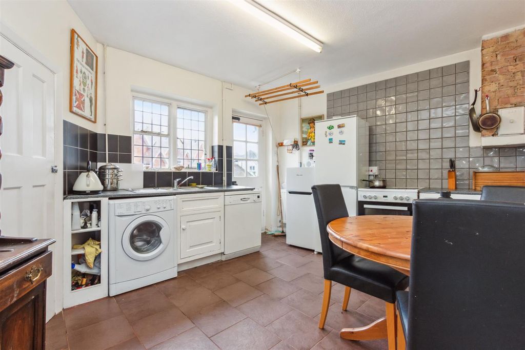 Property photo 3 of 11 Station Approach, Kt24 6Qx Kitchen 1
