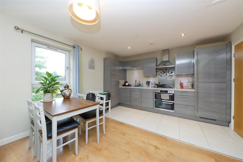 Property photo 3 of 8 Dining Area