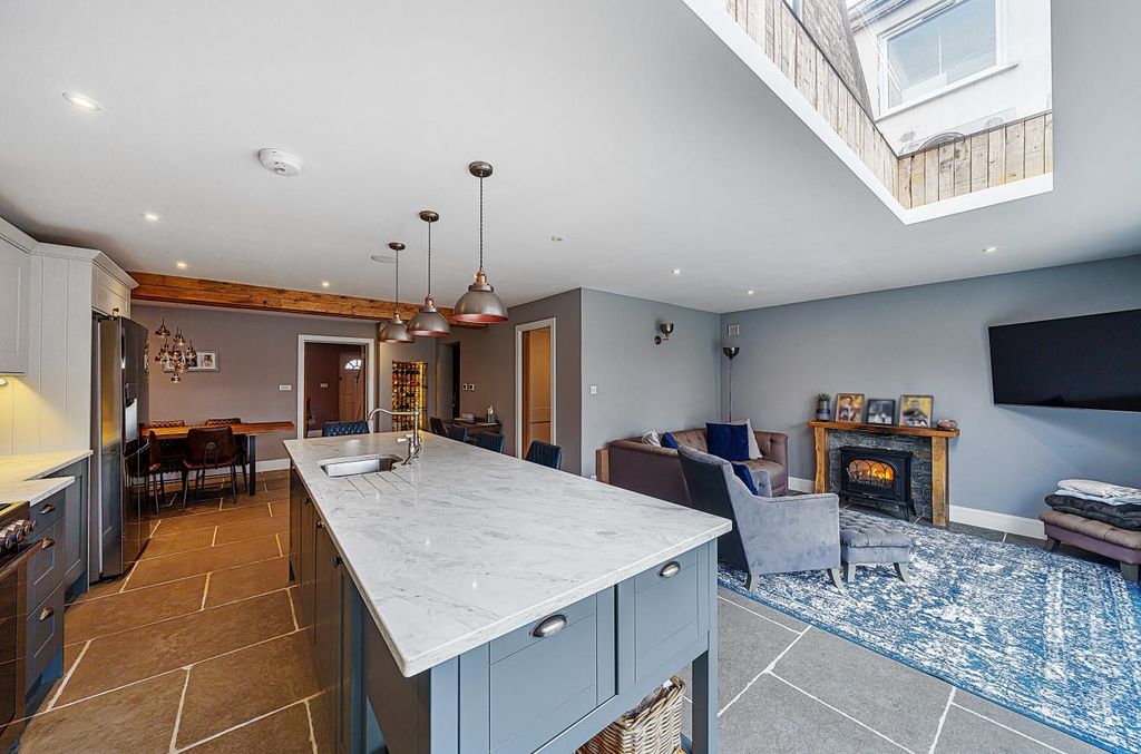 Property photo 3 of 32