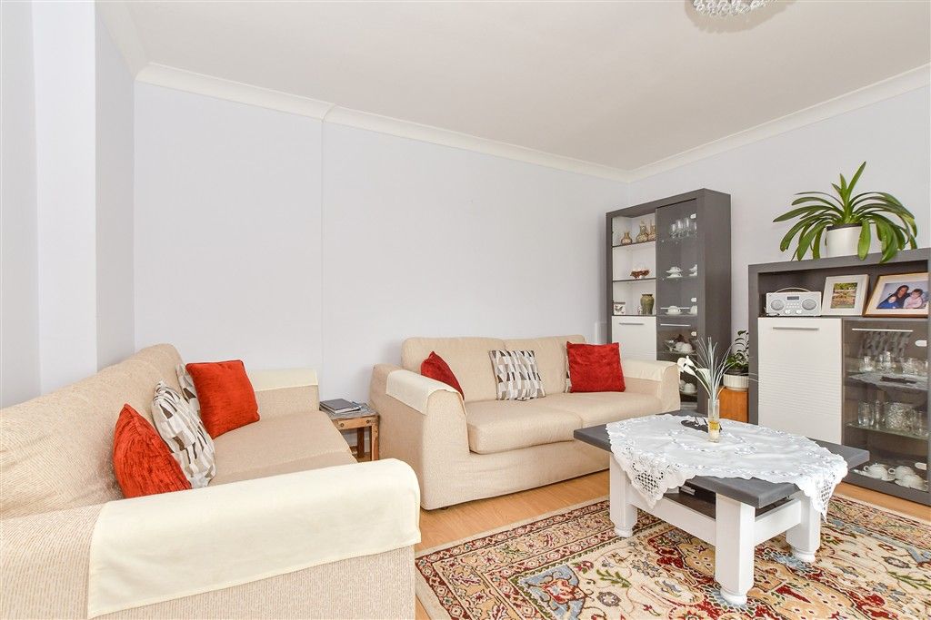 Property photo 3 of 13 Lounge