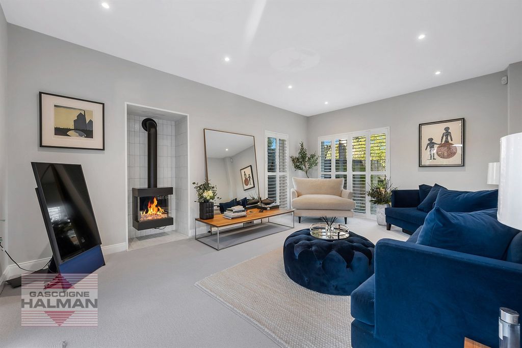 Property photo 3 of 28 Living Room