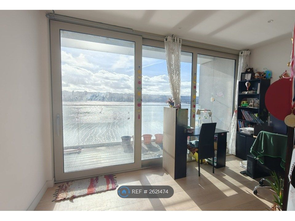 Property photo 3 of 11 Living Room