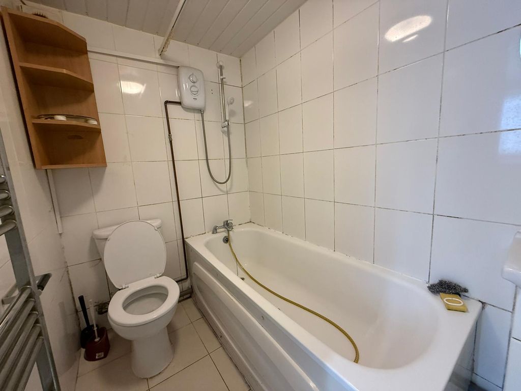 Property photo 1 of 4 One Bedroom Ground Floor Flat Close To Ilford Station- Â£1400