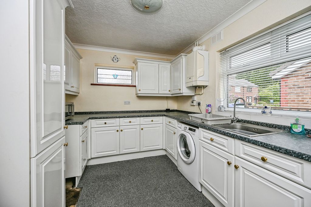 Property photo 2 of 8 Kitchen