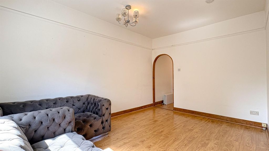 Property photo 3 of 17 4Dg5.Jpg