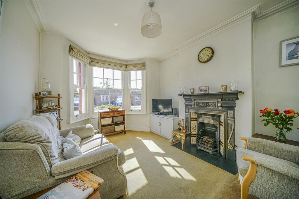 Property photo 2 of 19 Lounge