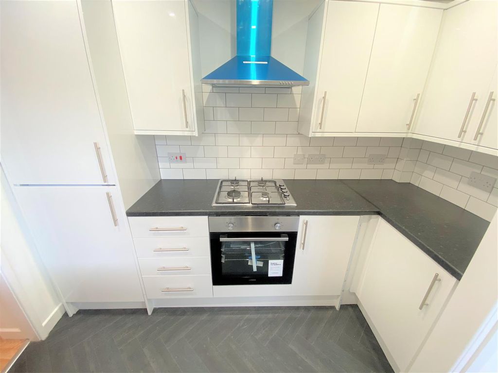 Property photo 3 of 12 Kitchen