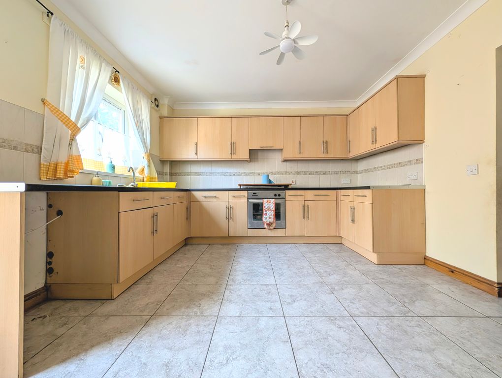 Property photo 2 of 7 Kitchen