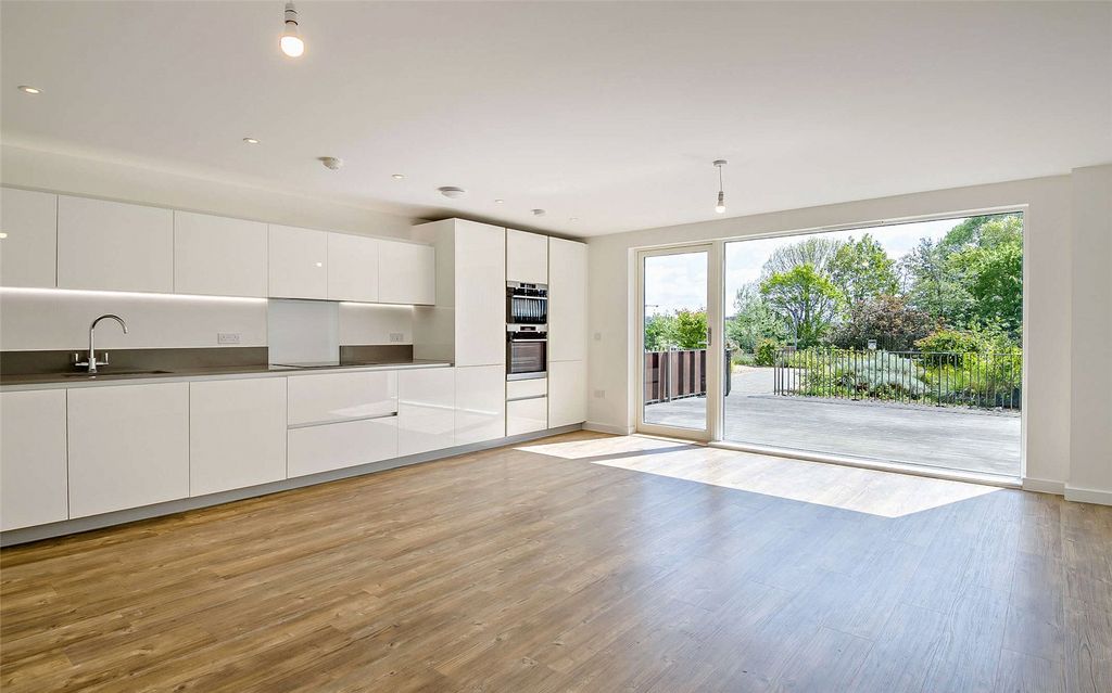 Property photo 2 of 21 Kitchen/Lounge