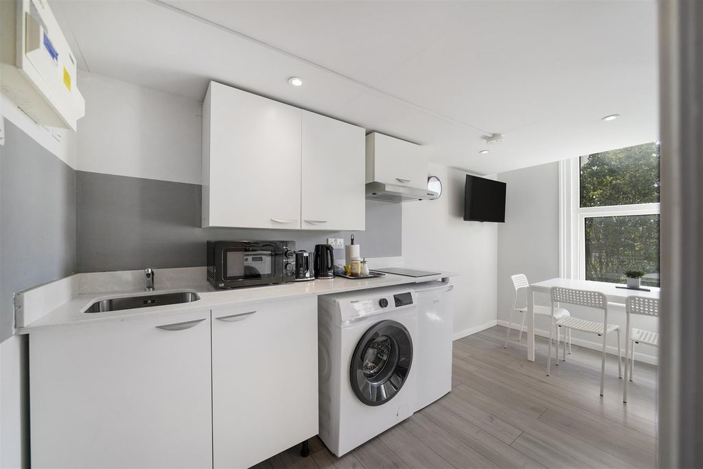 Property photo 3 of 9 Modern Fitted Kitchen