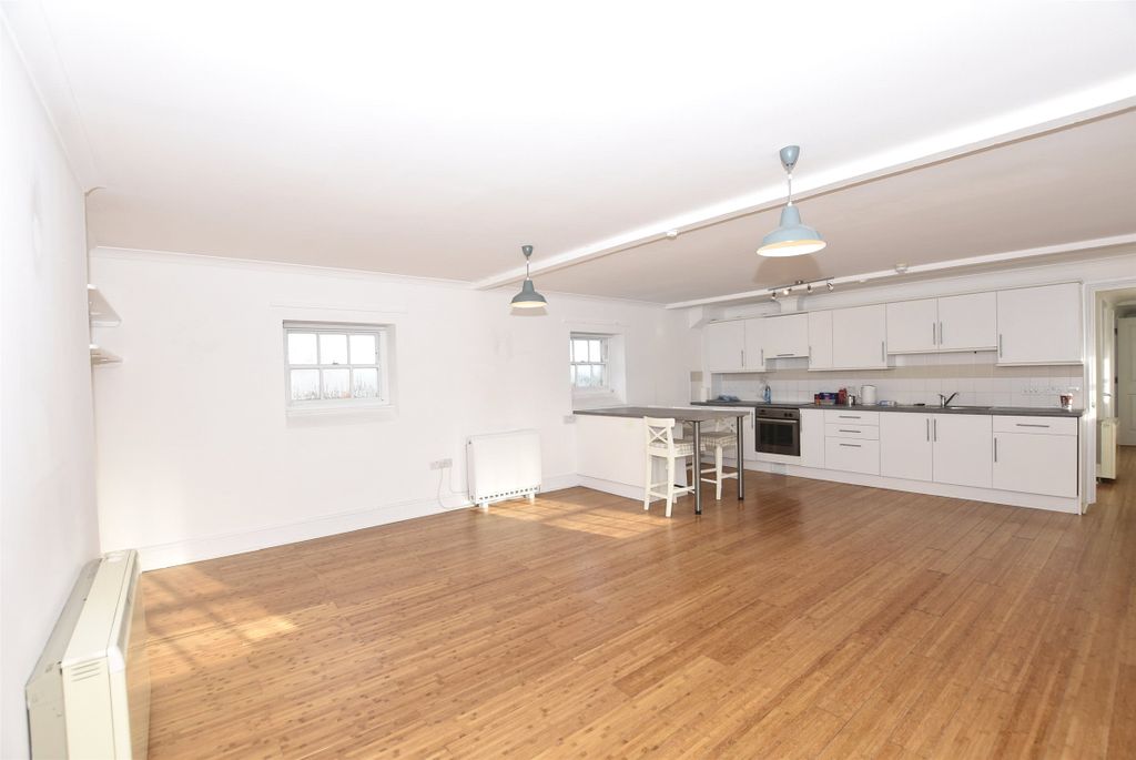 Property photo 3 of 9 Kitchen