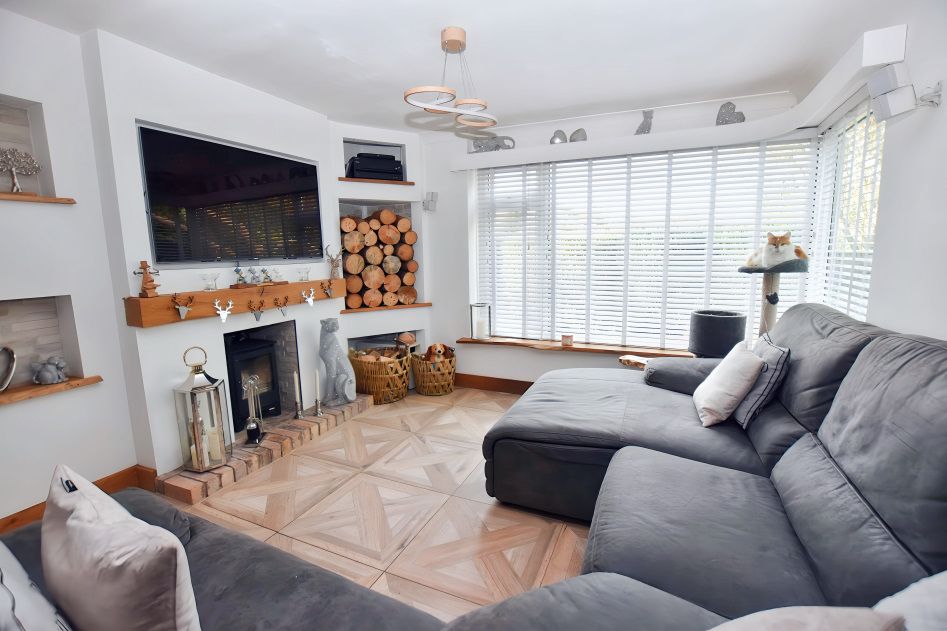 Property photo 2 of 30 Lounge 3