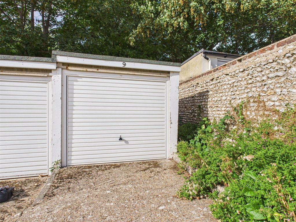 Property photo 1 of 6 Garage