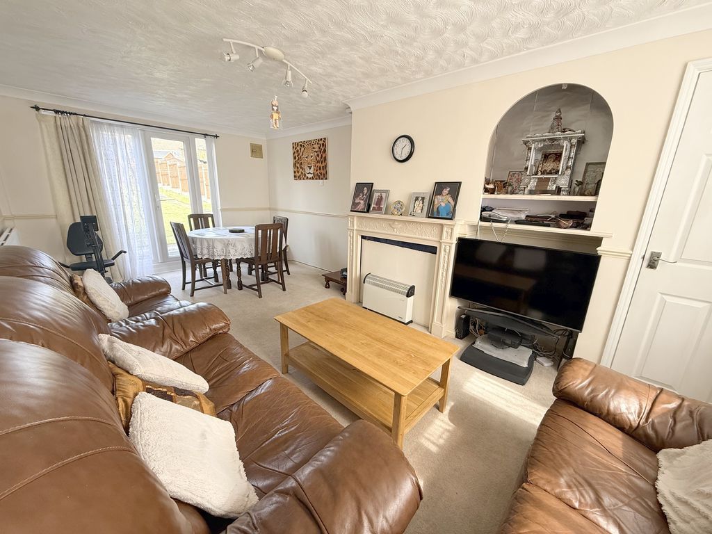 Property photo 2 of 17 Through Lounge