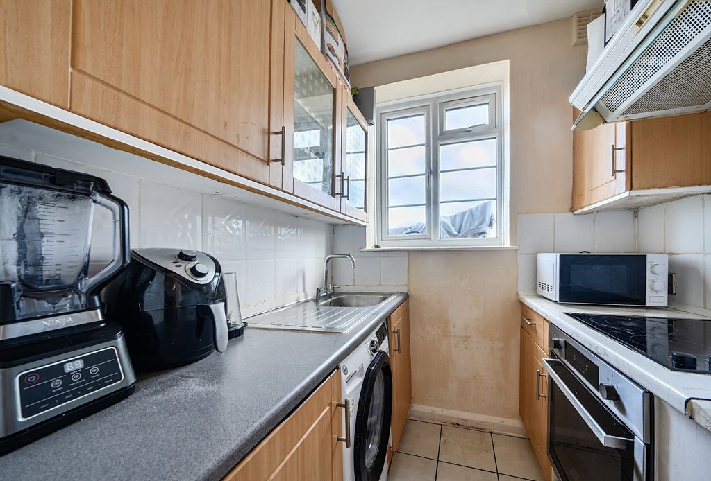 Property photo 3 of 12 1417666-10-699Da6...