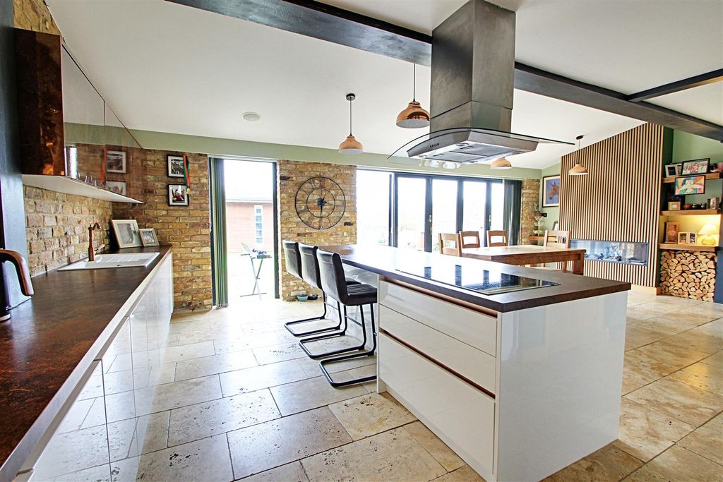 Property photo 3 of 21 Kitchen.Jpg