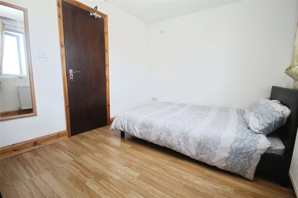 Property photo 3 of 9 Room
