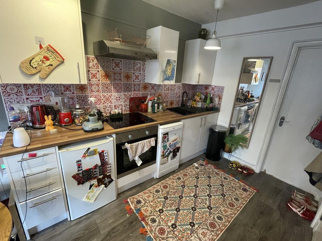 Property photo 3 of 6 Kitchen