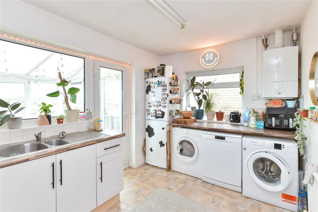 Property photo 3 of 17 Kitchen