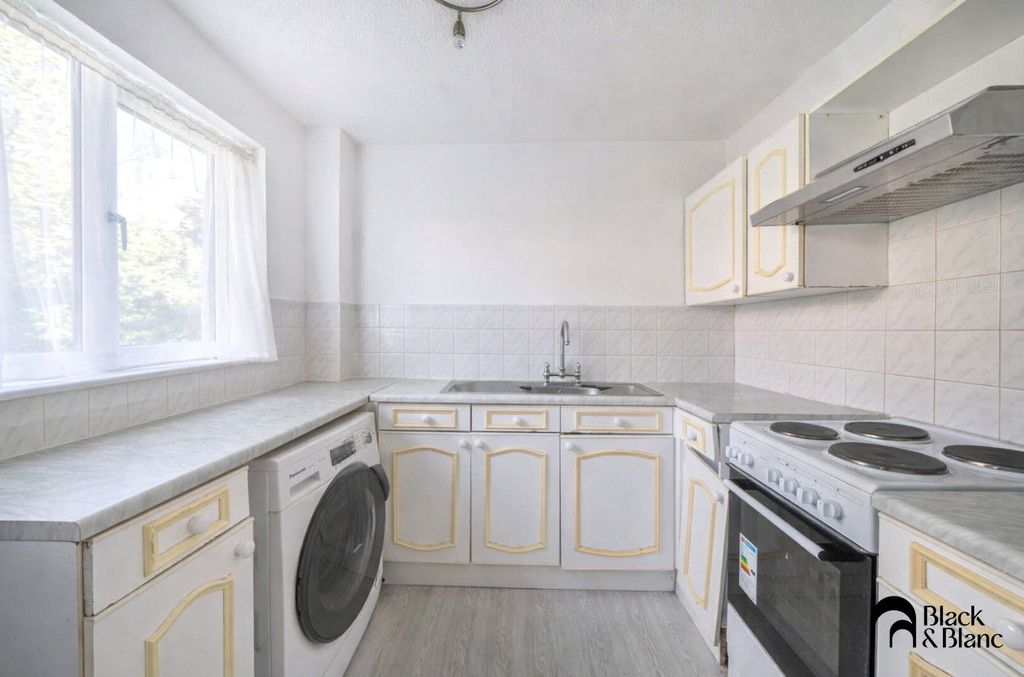 Property photo 3 of 9 Kitchen