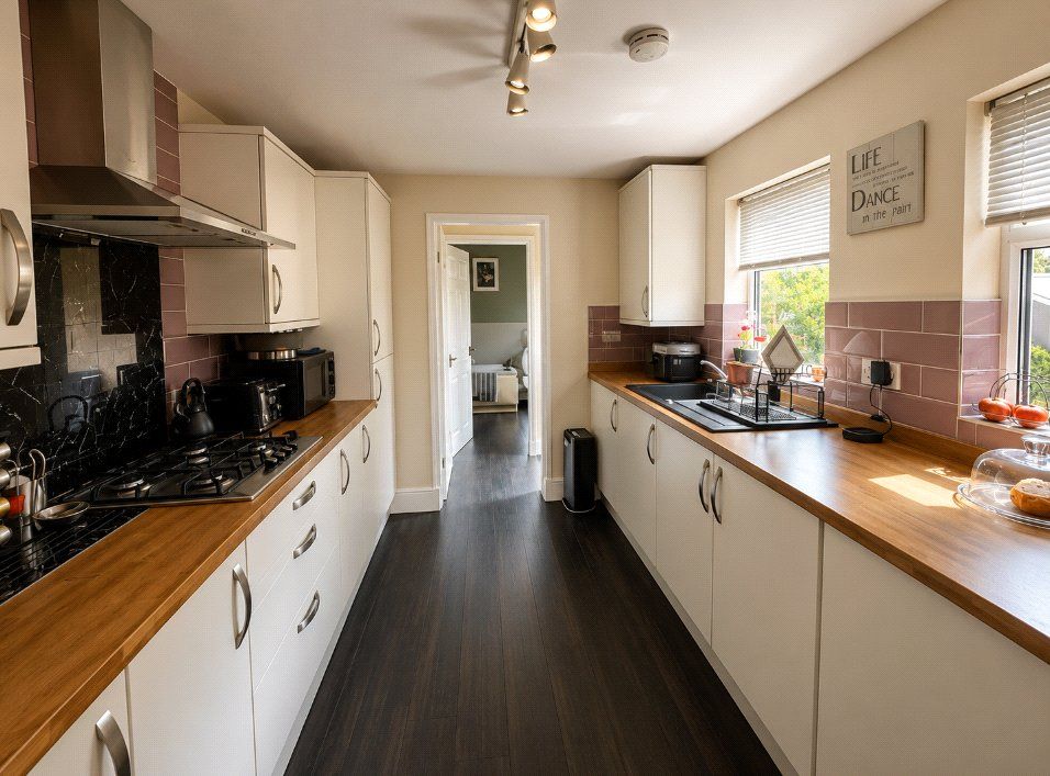 Property photo 2 of 7 Kitchen