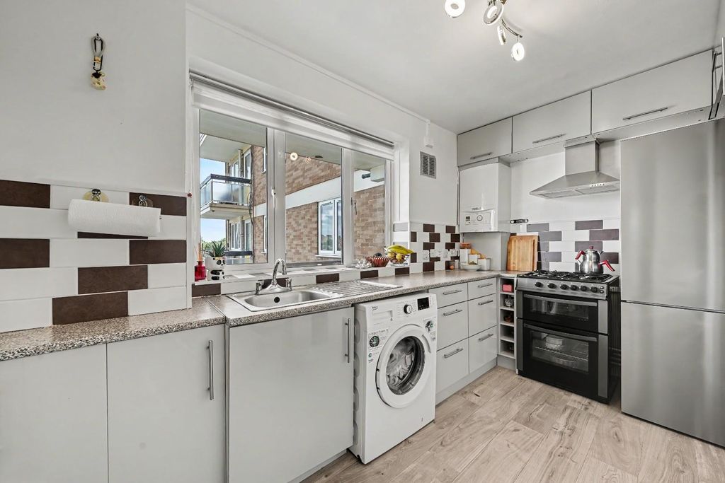 Property photo 1 of 10 Kitchen