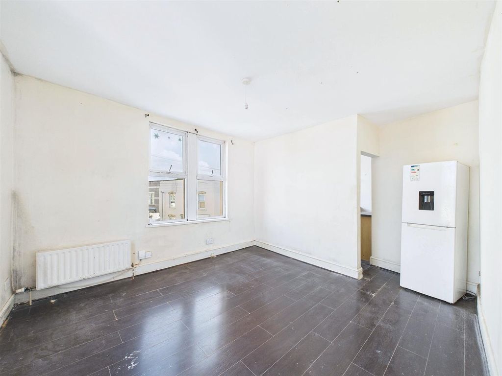 Property photo 2 of 7 4 - Two Bedroom Flat.Jpg