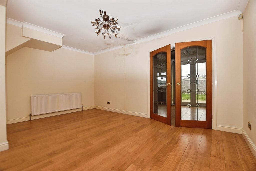 Property photo 3 of 11 Lounge / Diner