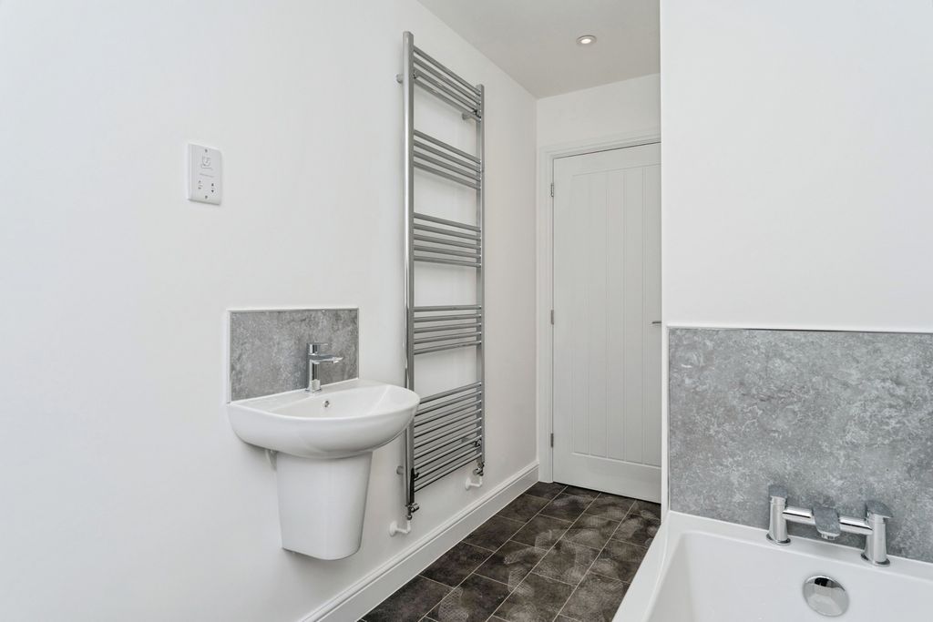Property photo 2 of 15 Bathroom