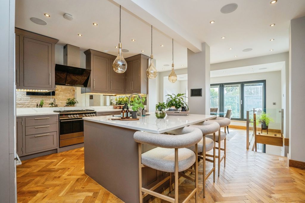 Property photo 3 of 17 Photo