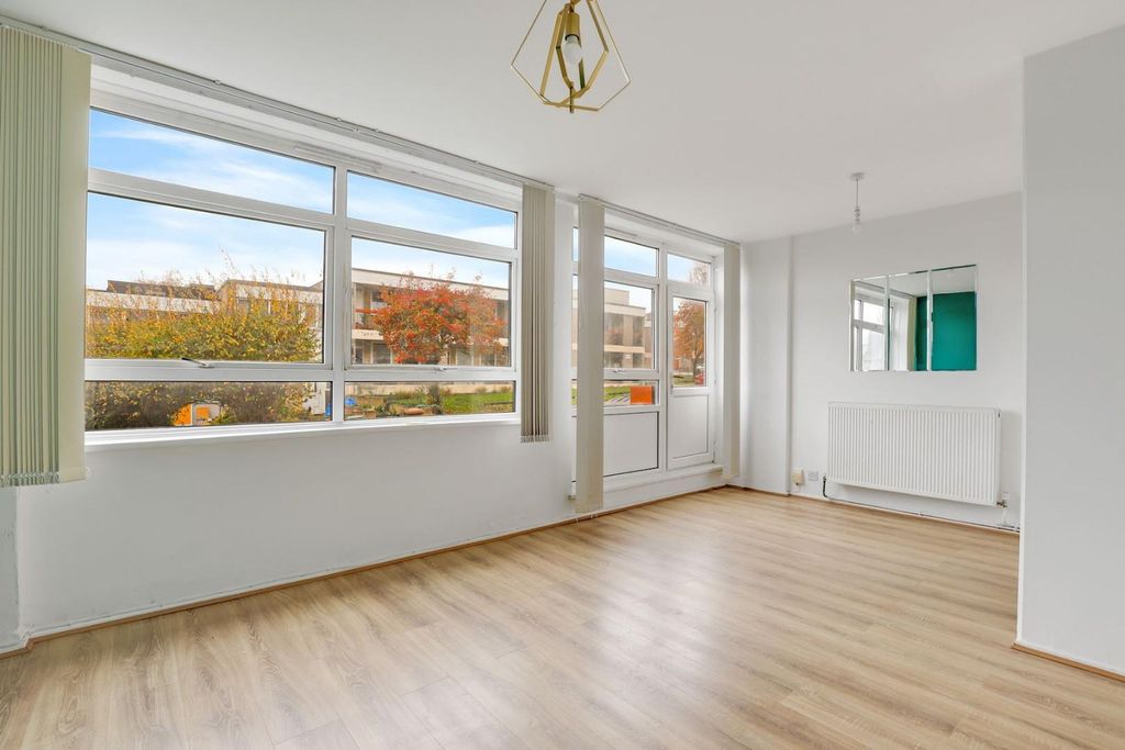 Property photo 1 of 12 11-81d7Jhpropworld - 15 Hensford Gardens - 7-Mediu