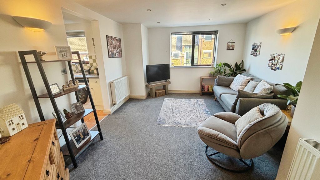 Property photo 3 of 12 Lounge