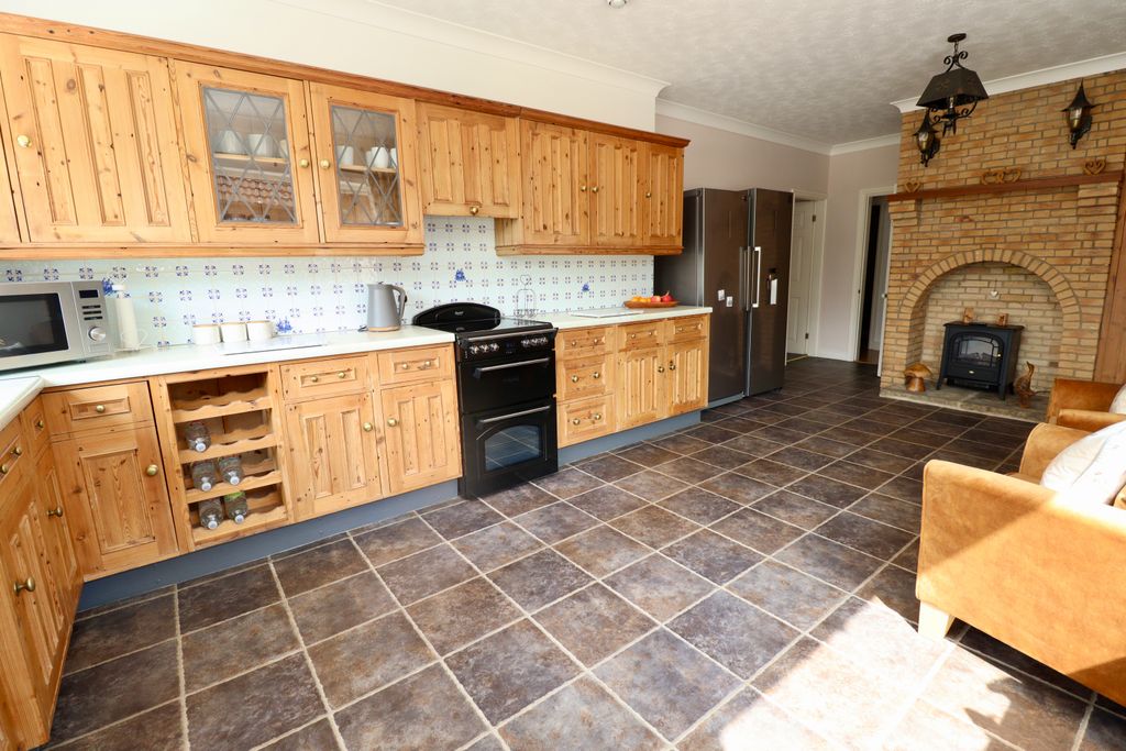 Property photo 2 of 32 Kitchen/Breakfast Room