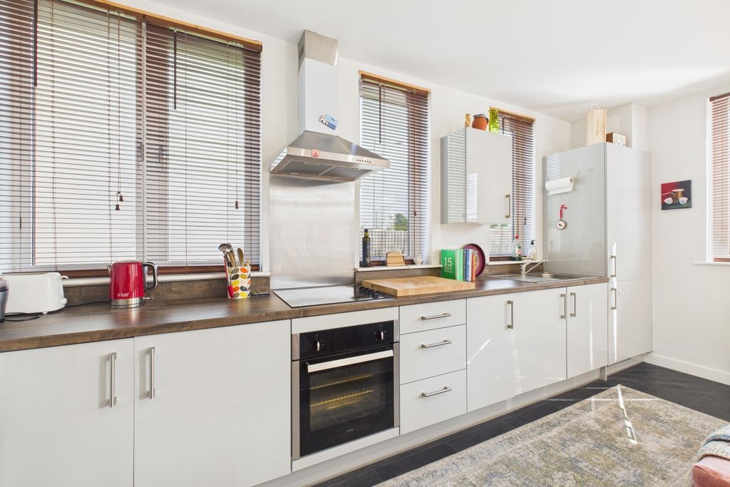 Property photo 2 of 10 Kitchen
