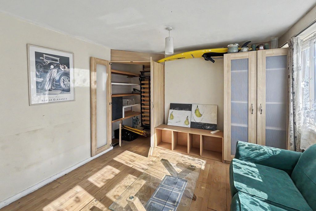 Property photo 3 of 8 46 Frensham Drive, New Addington, Croydon, Cr0 0Qy