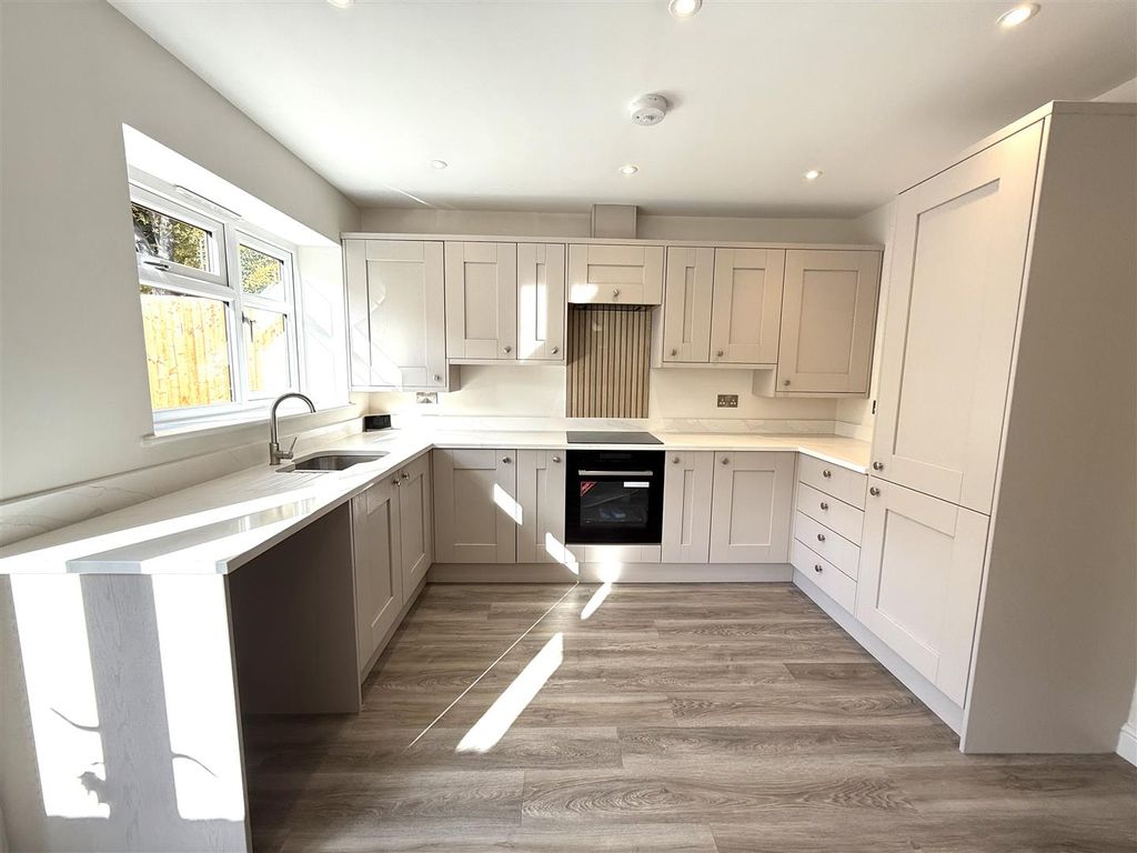 Property photo 3 of 15 98 Mr Kit 2.Jpeg