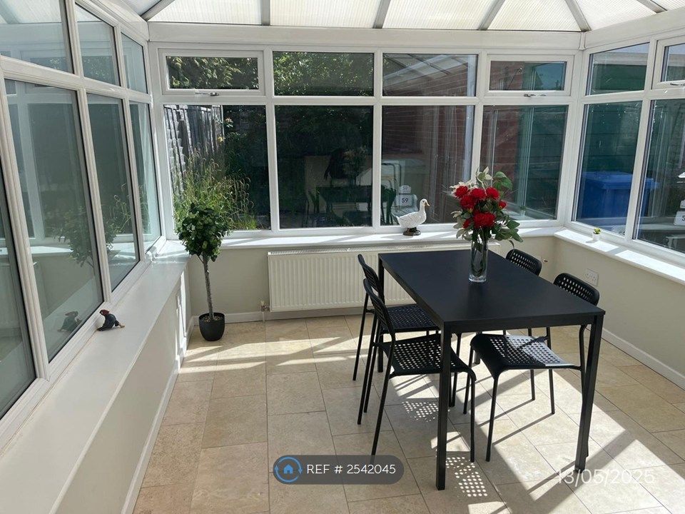 Property photo 1 of 25 Conservatory Attached With Kitchen