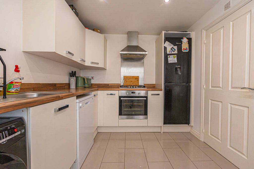 3 bed detached house for saleSpitfire Road, Rogerstone NP10 photo 5