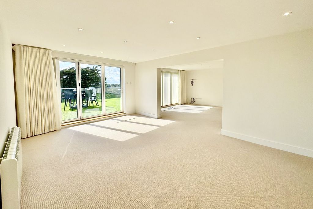 Property photo 2 of 28