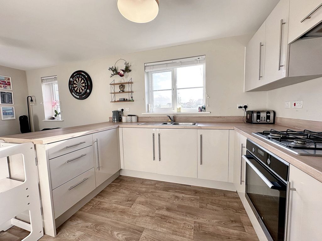 Property photo 3 of 19 Dining Kitchen