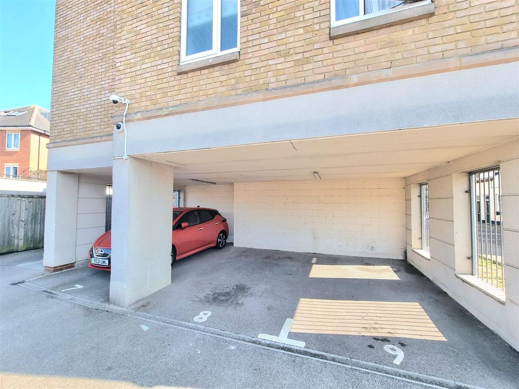 Property photo 2 of 12 Parking