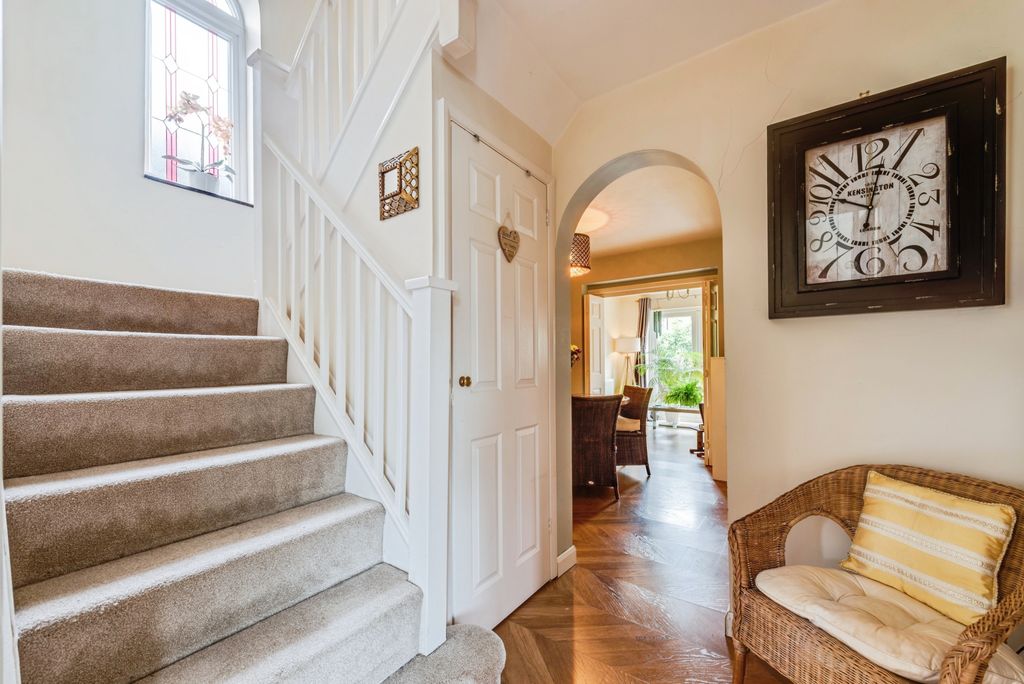 Property photo 3 of 20 Entrance Hall